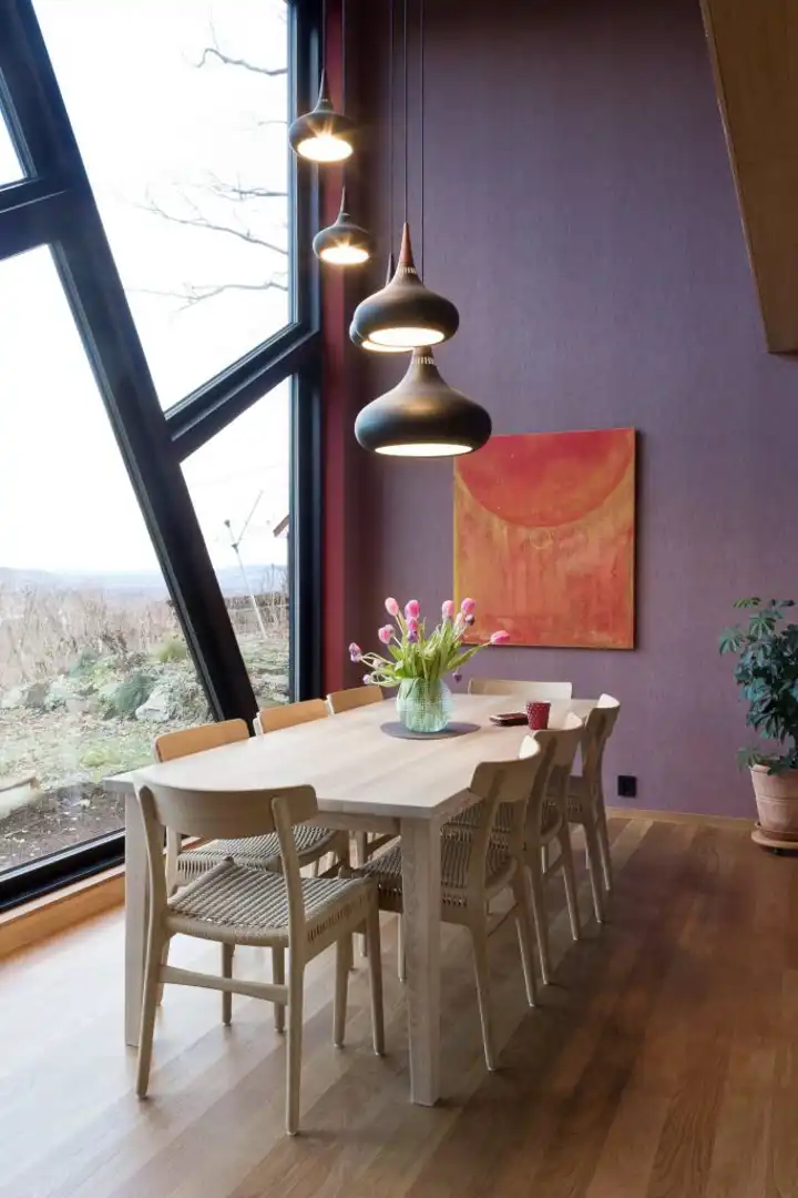 Spisestue med stor takhøyde og store vinduer