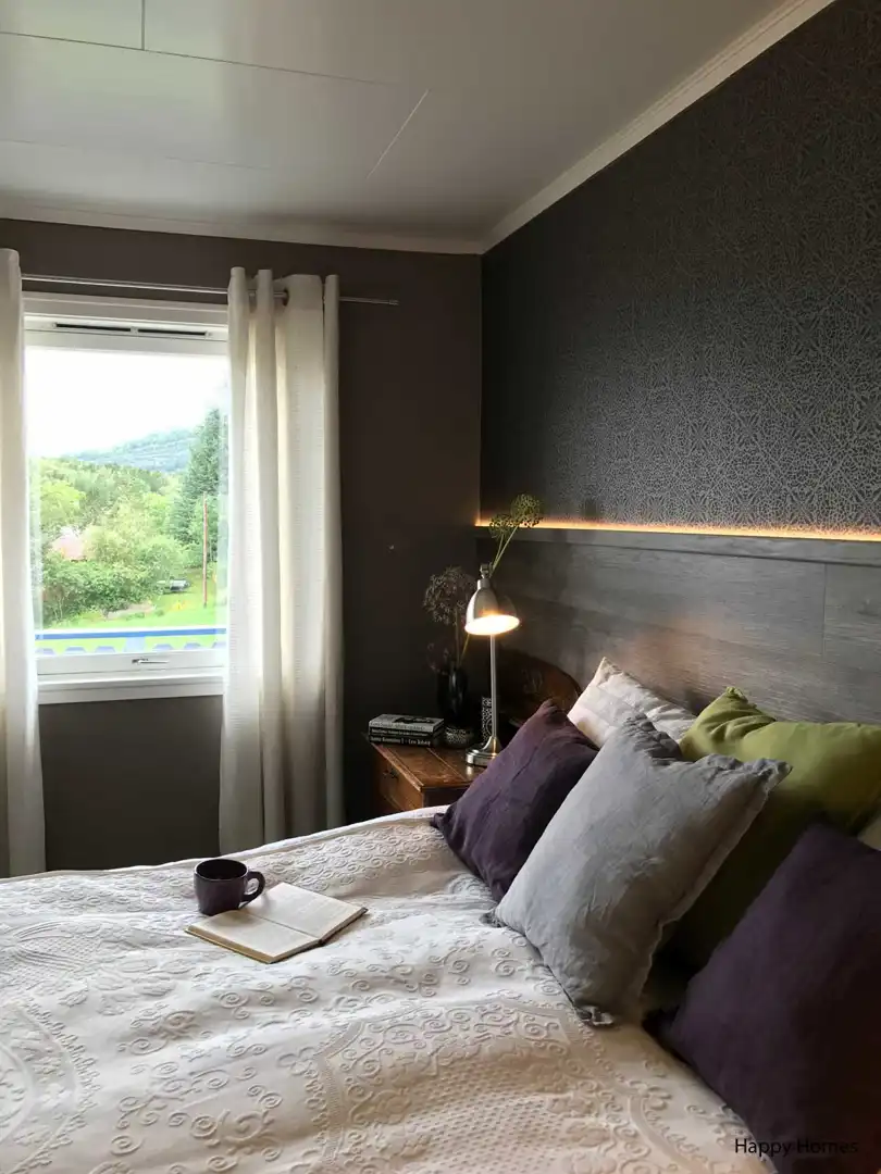 Lunt soverom med gulv som sengegavl-Happyhomes