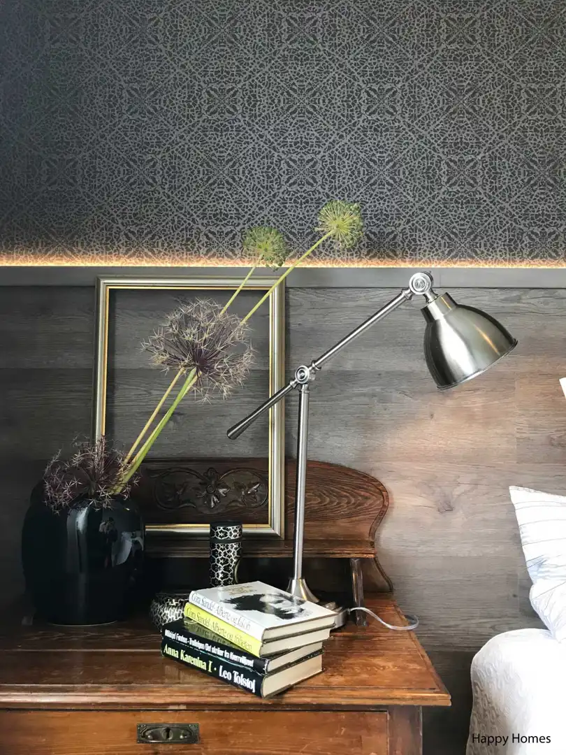 Lunt soverom nærbilde av gulv på veggen med tapet over