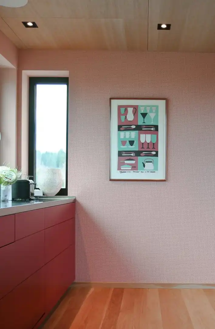 ton-i-ton rødt kjøkken med eiketak-happyhomes