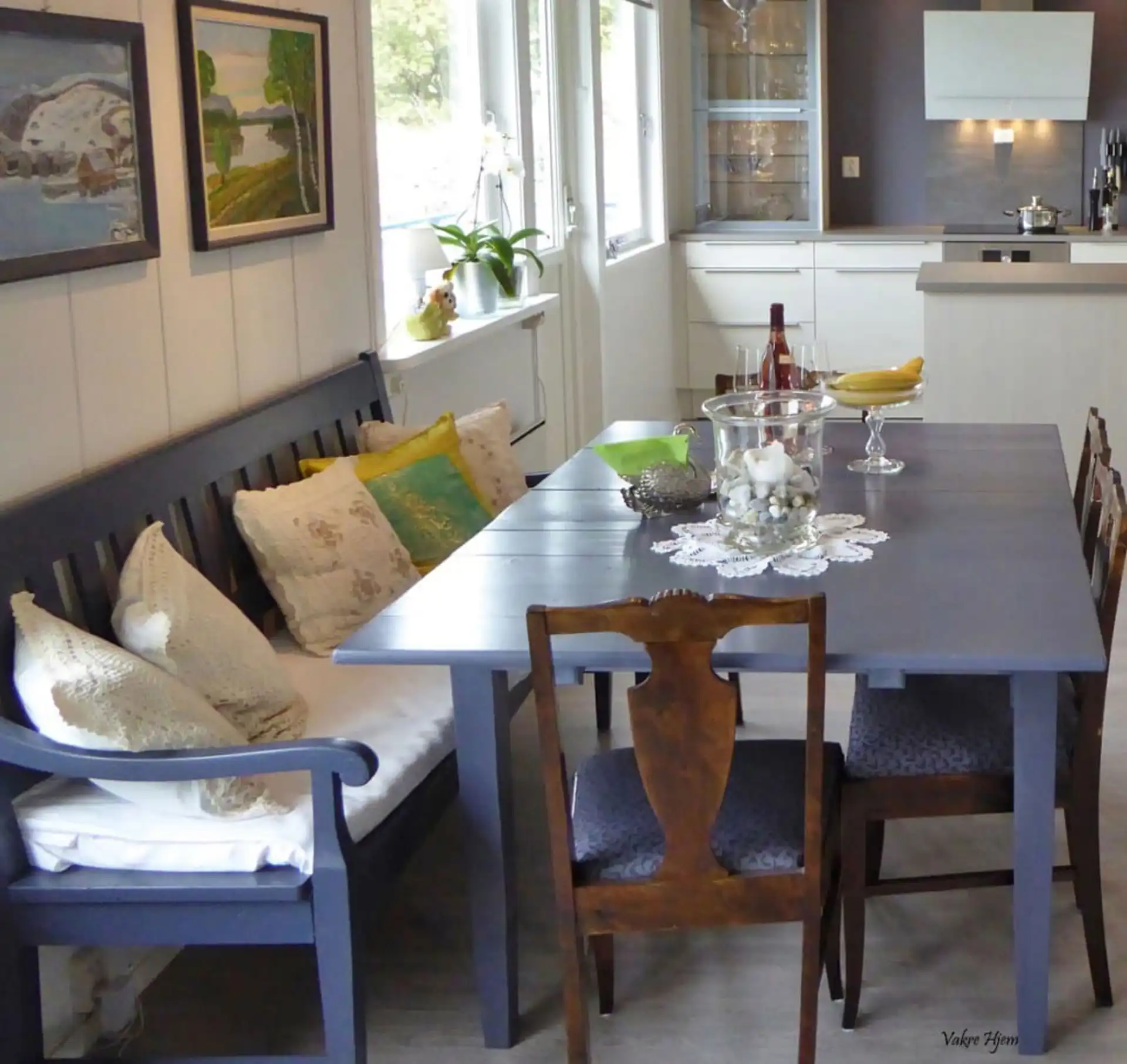 Kjøkken med blått spisemøblement