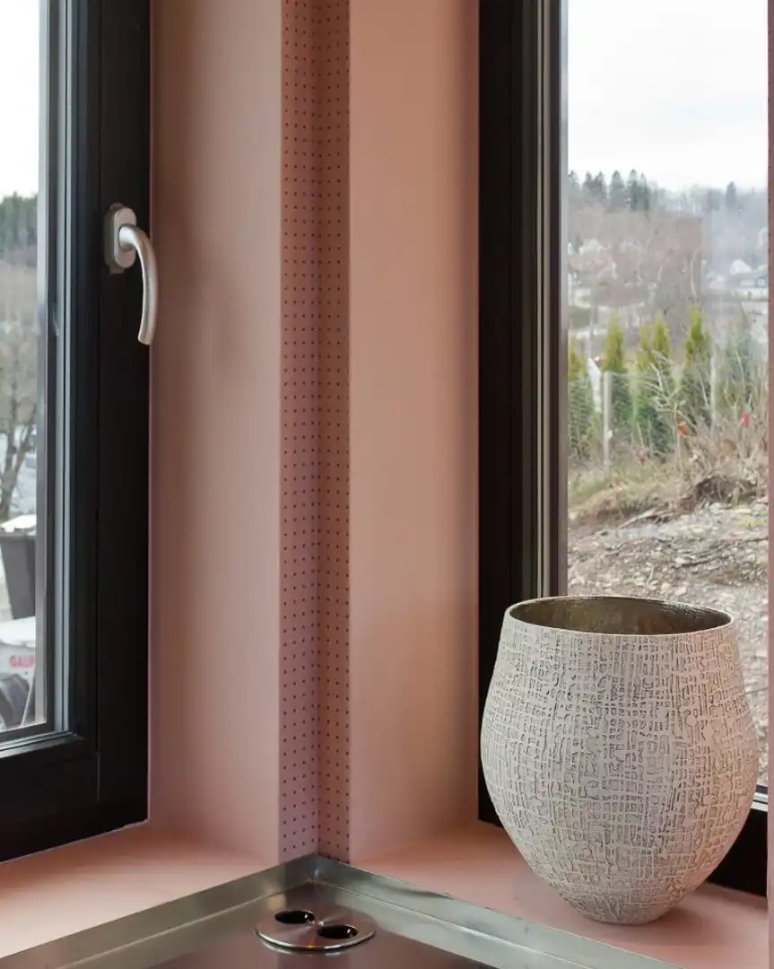 Rødt kjøkken-nærbilde av rosa tapet mellom vinduene