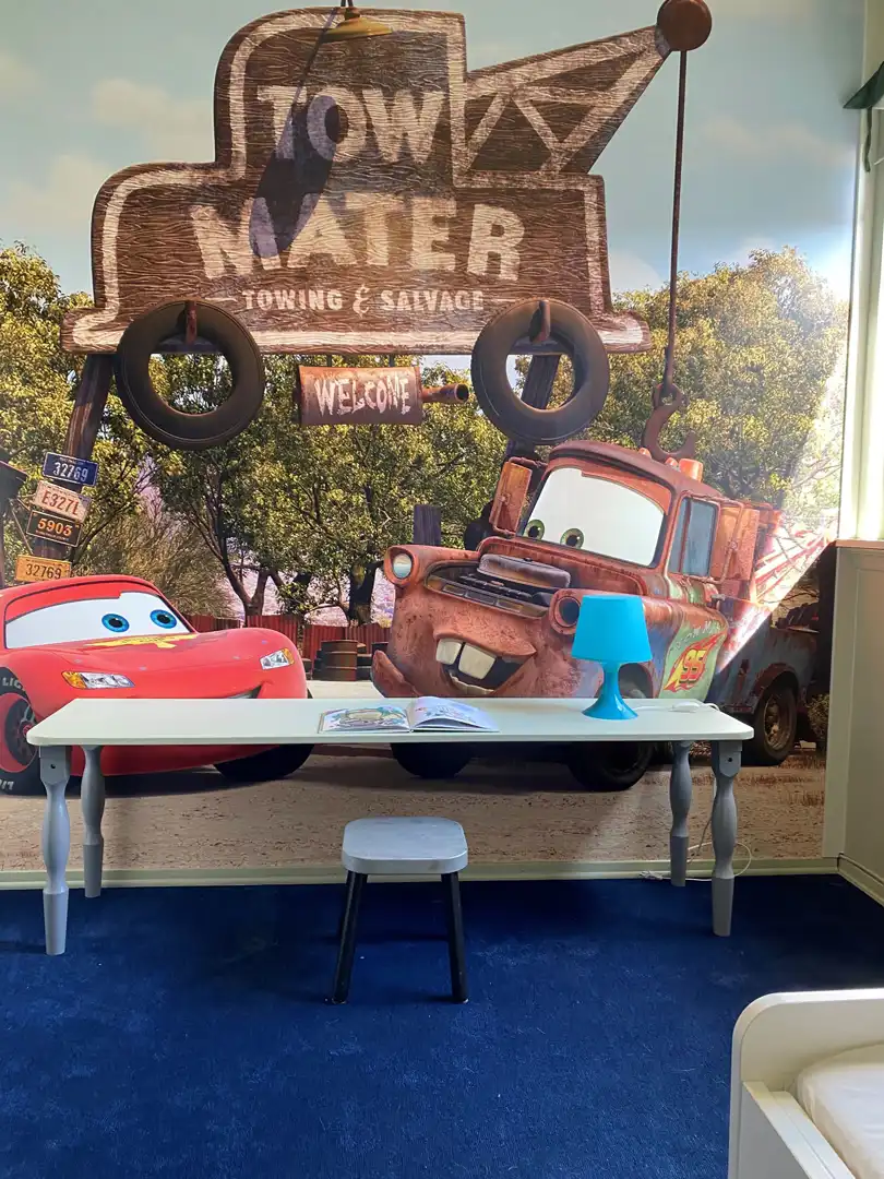 Gutterom inspirasjon med tapet av cars fra happy homes