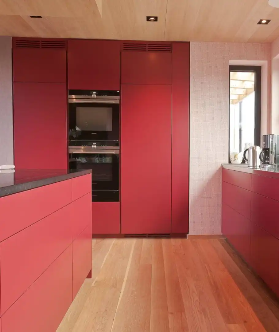 Rød kjøkkeninnredning. ton-i-ton innredet-happyhomes